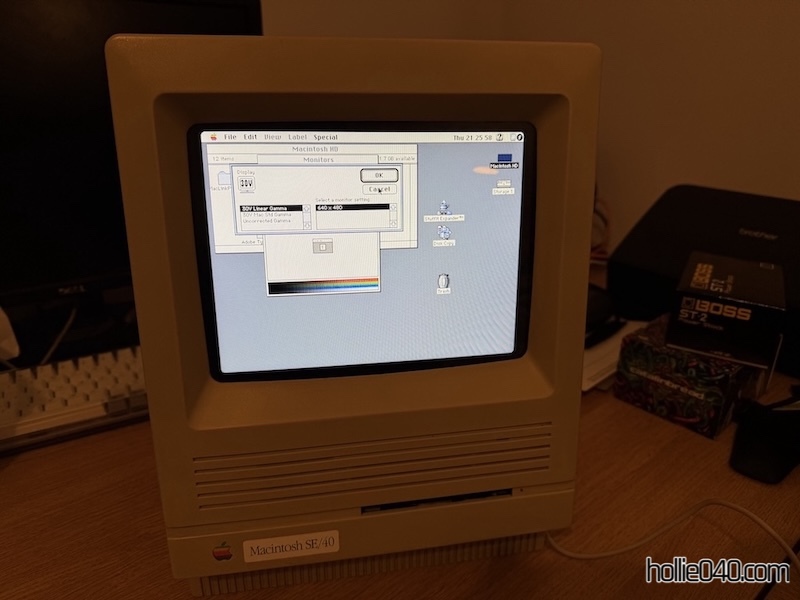SE/30 running, screen is in colour
